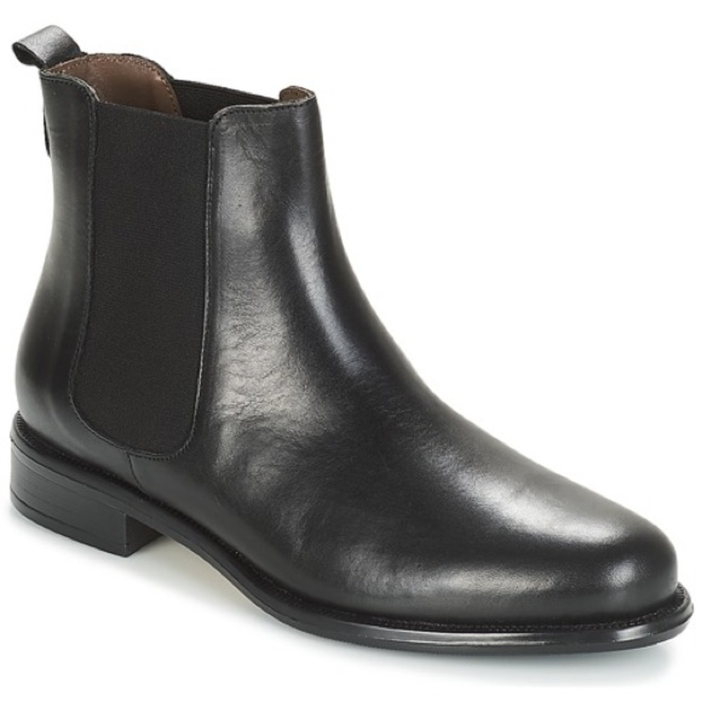Black leather Chelsea boots
